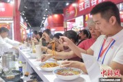 梦见洗脸“嗦粉”经济火热 中国多地“食力”出圈